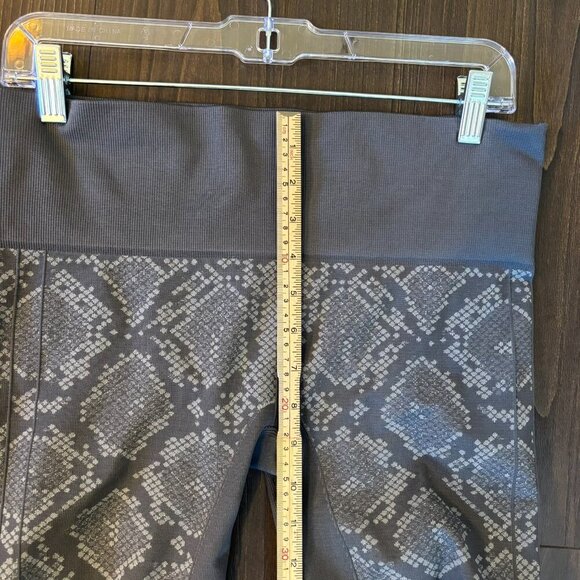 Lululemon In The Flow Ruched Crop Leggings Snake Print, Size 10 - Picture 9 of 10